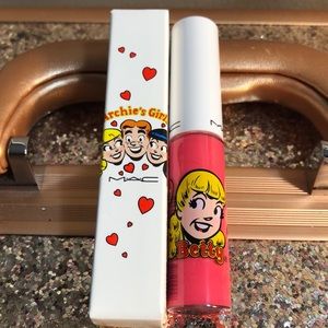 MAC Archie’s Girls Lipglass Kiss & Don’t Tell NEW